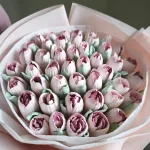Duży bukiet tulipanów z pianki marshmallow w pudrowym różu, widok z góry