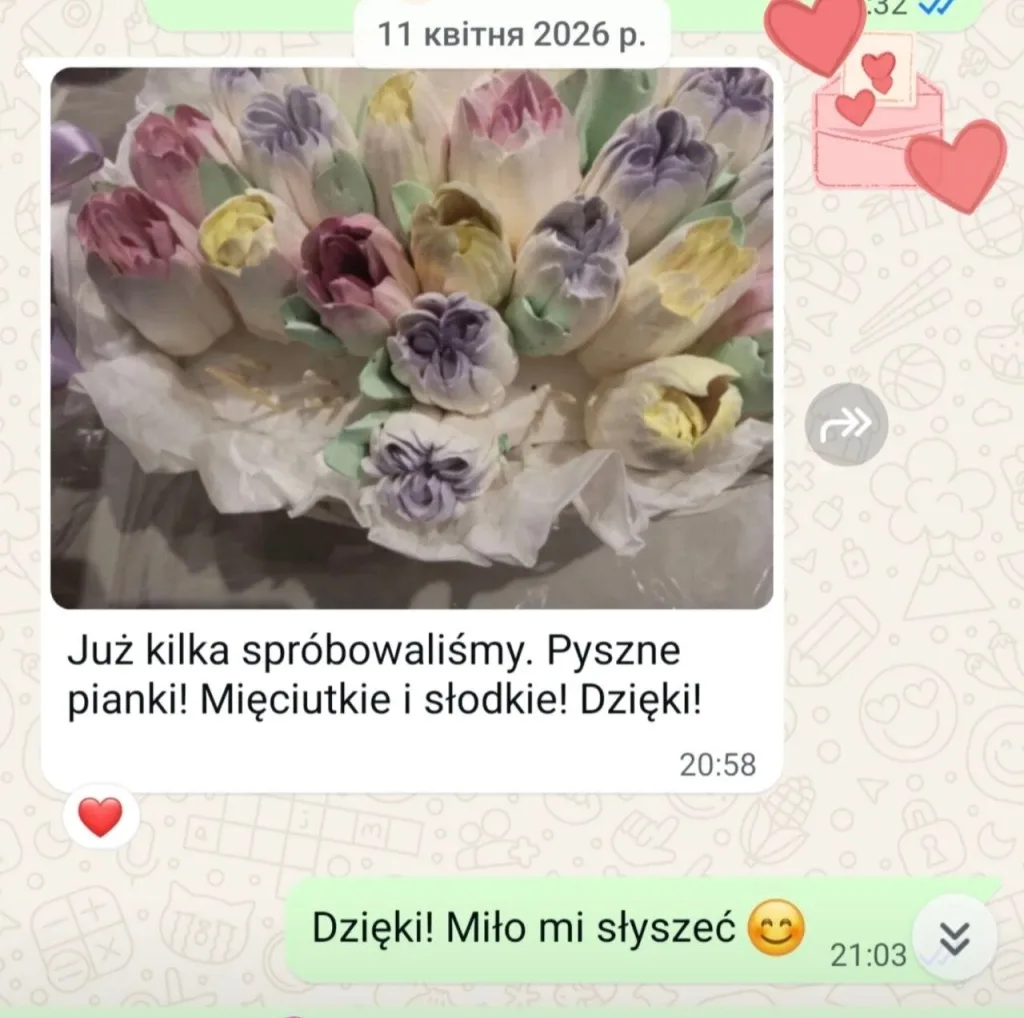 Zrzut ekranu rozmowy na WhatsAppie ze zdjęciem bukietu pastelowych tulipanów z pianki marshmallow i wiadomością: „Już kilka spróbowaliśmy. Pyszne pianki! Mięciutkie i słodkie! Dzięki!”.