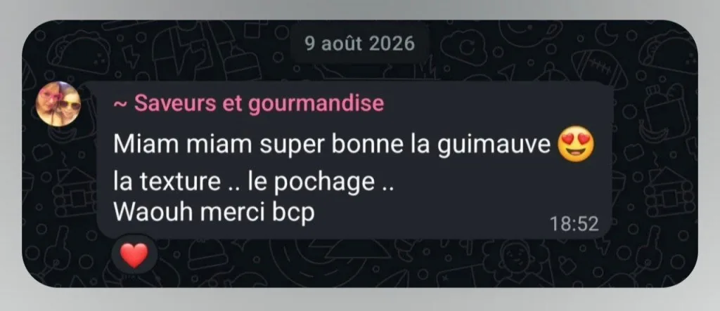 Zrzut ekranu wiadomości na WhatsAppie, oryginał po francusku: „Miam miam super bonne la guimauve. la texture .. le pochage .. Waouh merci bcp”.