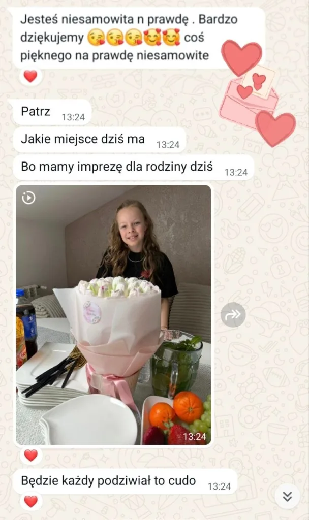 Zrzut ekranu rozmowy na WhatsAppie ze zdjęciem dziewczynki trzymającej bukiet z pianki marshmallow na rodzinnym przyjęciu. Wiadomości: „Jesteś niesamowita n prawdę . Bardzo dziękujemy, coś pięknego na prawdę niesamowite”, „Bo mamy imprezę dla rodziny dziś”, „Będzie każdy podziwiał to cudo”.