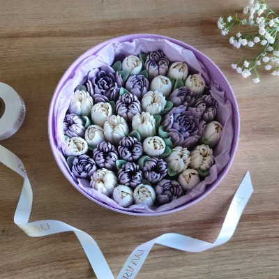 Liliowe pudełko 25 cm z fioletowymi i kremowymi kwiatami, widok z góry